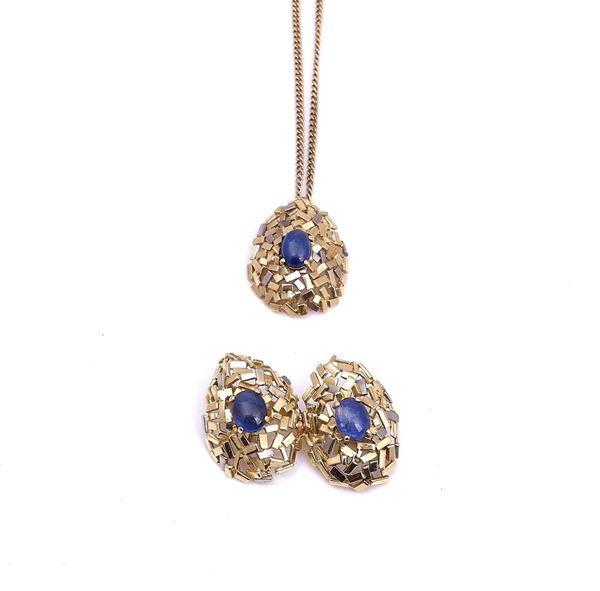 A GOLD AND CABOCHON SAPPHIRE DROP SHAPED PENDANT WITH A NECKCHAIN AND A MATCHING BROOCH (3)