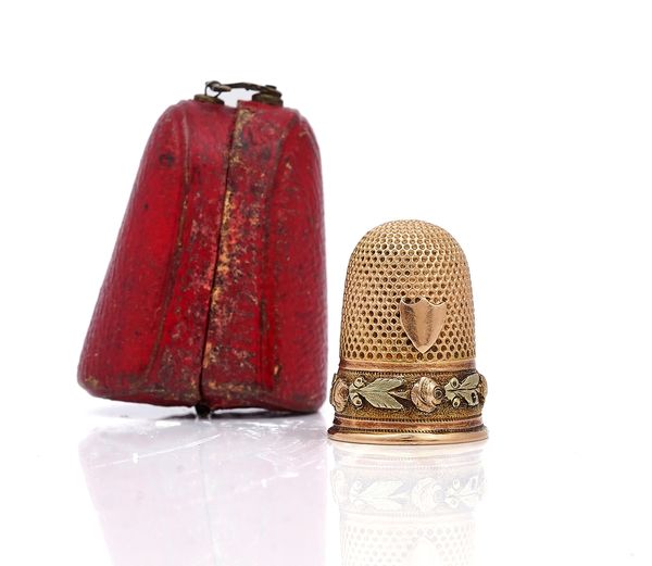 A VICTORIAN TWO COLOUR GOLD THIMBLE