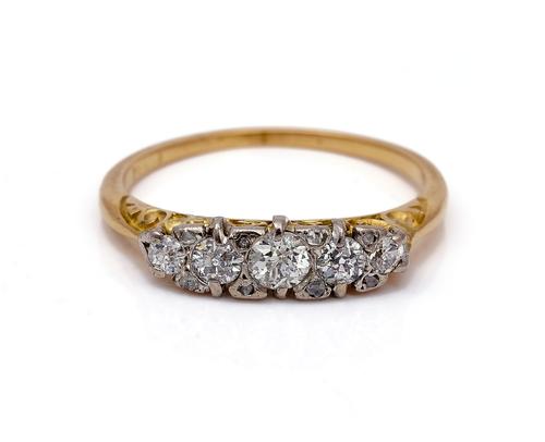 A GOLD AND DIAMOND FIVE STONE RING