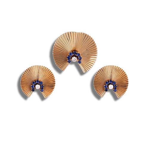 A GOLD, SAPPHIRE AND DIAMOND BROOCH AND A MATCHING PAIR OF EARSTUDS (2)