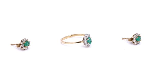 A GOLD, EMERALD AND DIAMOND OVAL CLUSTER RING AND A MATCHING PAIR OF EARSTUDS (2)