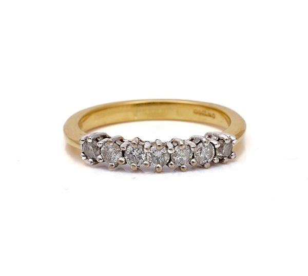 AN 18CT GOLD AND DIAMOND SEVEN STONE RING