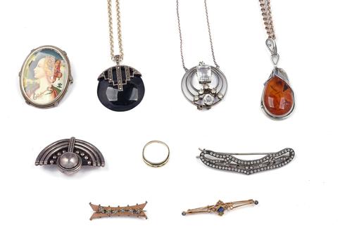 A GOLD AND DIAMOND SEVEN STONE HALF HOOP RING AND FURTHER JEWELLERY (10)