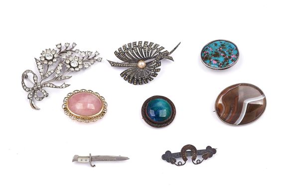 A GROUP OF EIGHT BROOCHES (8)