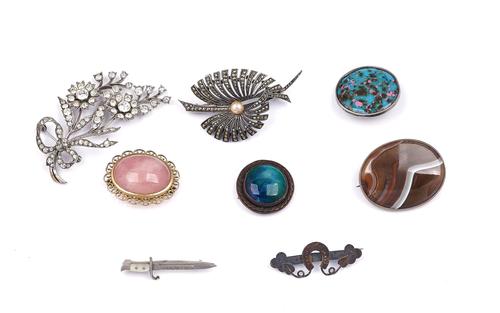 A GROUP OF EIGHT BROOCHES (8)