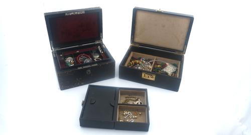 A GROUP OF SILVER AND COSTUME JEWELLERY (QTY)