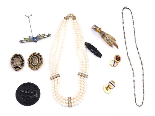 A GROUP OF JEWELLERY (9)