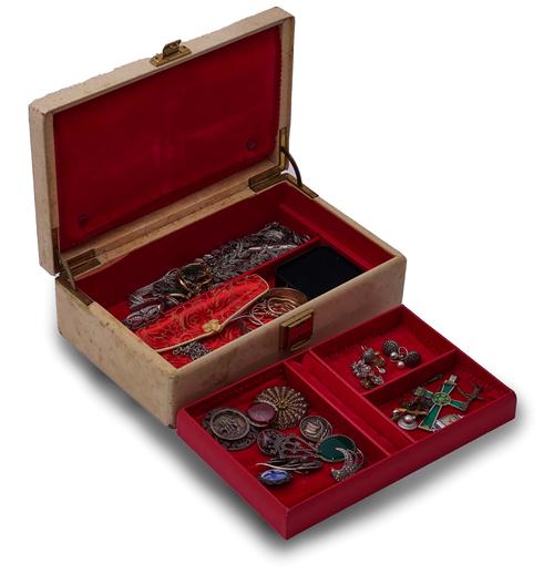 A QUANTITY OF SILVER AND COSTUME JEWELLERY (30)