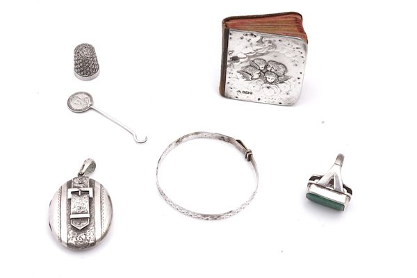 A VICTORIAN OVAL PENDANT LOCKET AND FIVE FURTHER ITEMS (6)