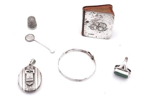 A VICTORIAN OVAL PENDANT LOCKET AND FIVE FURTHER ITEMS (6)