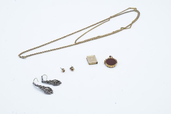 AN AMBER BEAD NECKLACE AND AN IMITATION AMBER BANGLE (2)