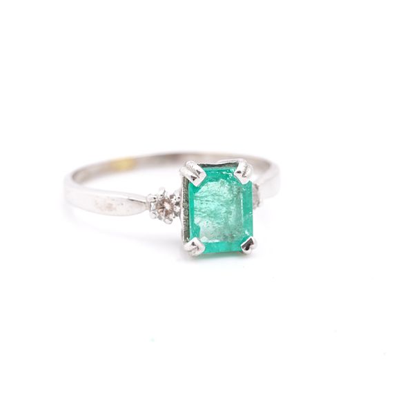 AN 18CT WHITE GOLD, EMERALD AND DIAMOND RING