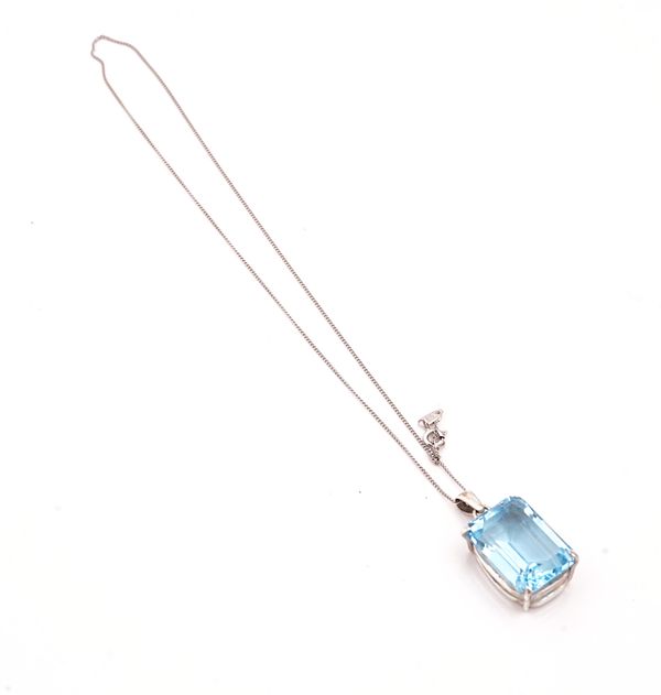 AN 18CT WHITE GOLD AND TOPAZ PENDANT NECKLACE