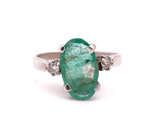 AN EMERALD AND DIAMOND SET DRESS RING