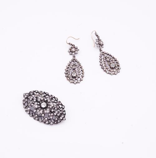 A PAIR OF COLOURLESS PASTE PENDANT EARRINGS AND A BROOCH (2)