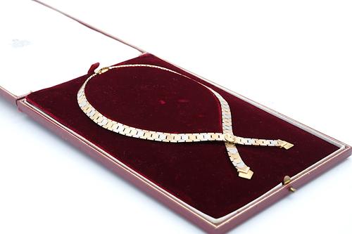 AN 18CT THREE COLOUR GOLD COLLAR NECKLACE
