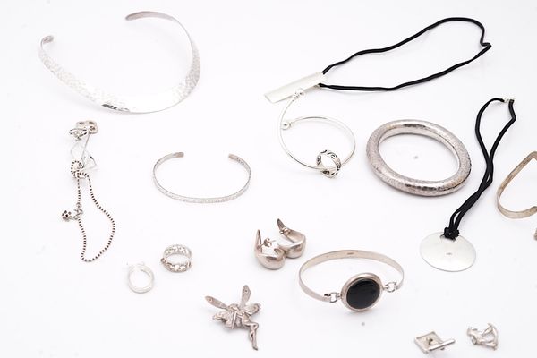 A QUANTITY OF MODERN SILVER JEWELLERY (QTY)
