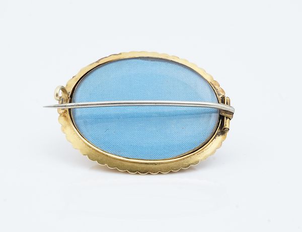 A VICTORIAN OVAL GOLD BROOCH