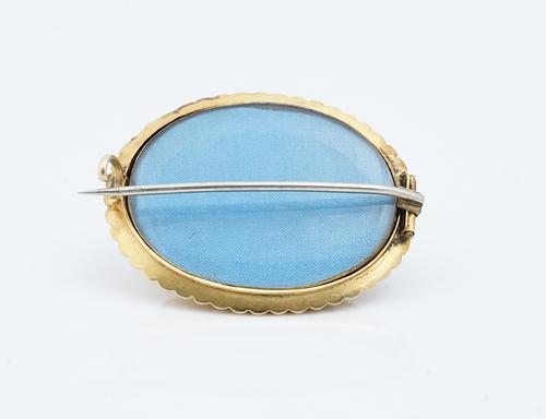 A VICTORIAN OVAL GOLD BROOCH