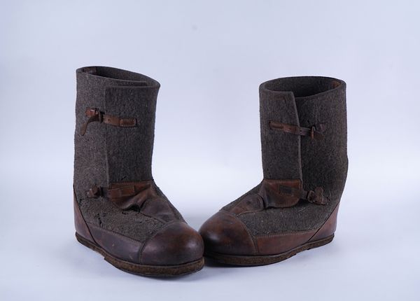 A PAIR OF WW2 GERMAN LEATHER AND FELT SENTRY GUARD BOOTS