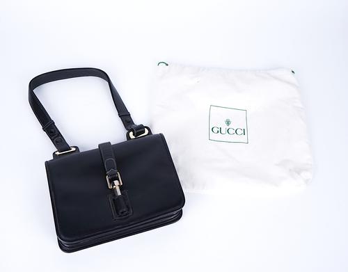 A GUCCI BLACK LEATHER HANDBAG