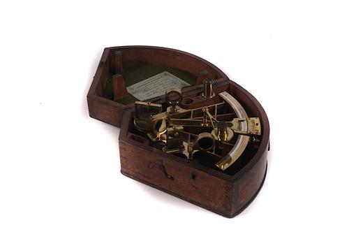 A BRASS AND LACQUERED ‘OBSERVATORY DEVONPORT’ SEXTANT BY J COOMBES