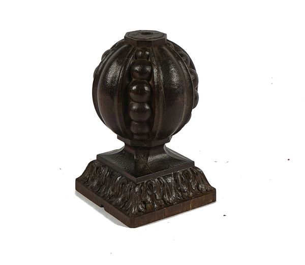AN 18TH CENTURY CARVED OAK NEWEL POST FINIAL