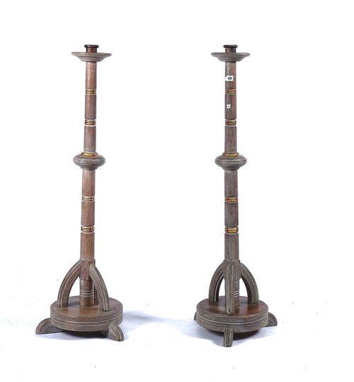 A PAIR OF WILLIAM MORRIS STYLE OAK FLOOR STANDING ALTAR CANDLESTICKS (2)
