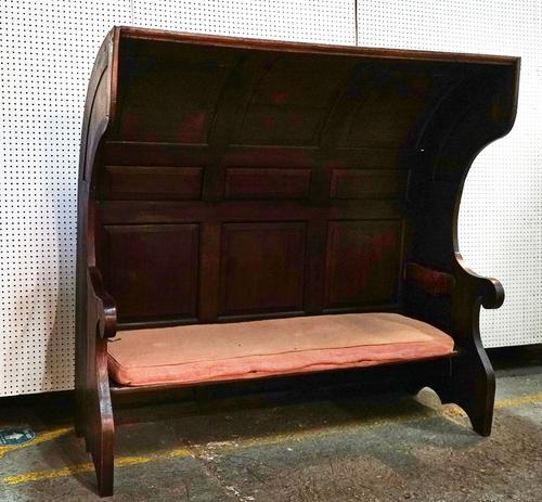 AN ARTS AND CRAFTS OAK FREE STANDING SETTLE