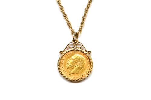 A GEORGE V 1911 HALF SOVEREIGN PENDANT FITTED WITH A NECK CHAIN (2)