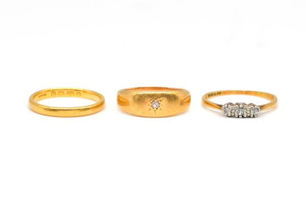 A GOLD AND PLATINUM DIAMOND THREE STONE RING AND TWO FURTHER GOLD RINGS (3)