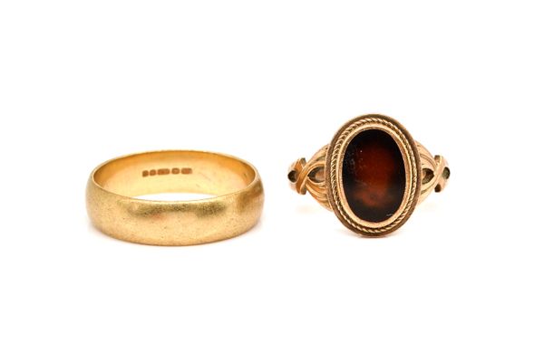 A 9CT GOLD PLAIN WEDDING RING AND A SIGNET RING (2)