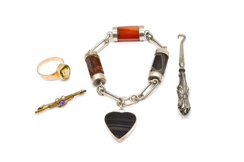A GOLD AND CITRINE SINGLE STONE RING AND THREE FURTHER ITEMS (4)