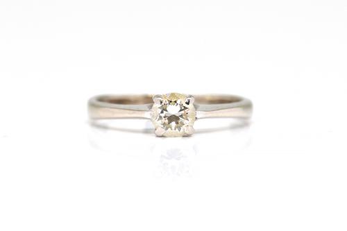 AN 18CT WHITE GOLD AND DIAMOND SINGLE STONE RING