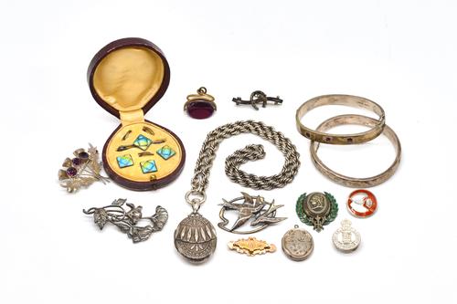 A STERLING SILVER AND ENAMEL BUTTON SET, A SILVER PENDANT LOCKET AND CHAIN AND TWELVE FURTHER ITEMS (15)