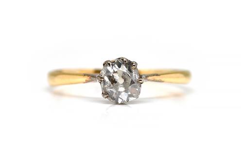 A GOLD AND DIAMOND SINGLE STONE RING