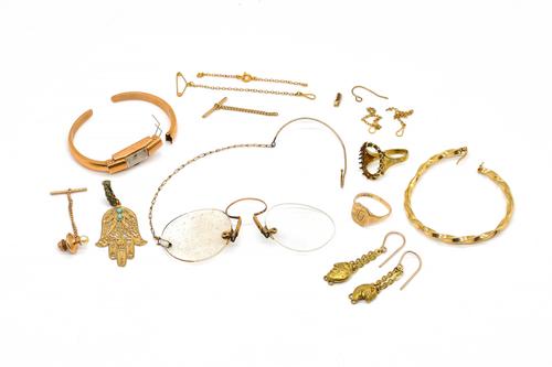 A GROUP OF GOLD AND GILT METAL JEWELLERY (QTY)