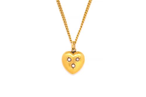 A GOLD AND SEED PEARL HEART SHAPED PENDANT WITH A GOLD NECKCHAIN (2)