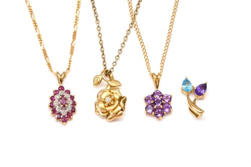 THREE 9CT GOLD AND GEM SET PENDANTS WITH NECKCHAINS AND A 9CT GOLD, AMETHYST AND BLUE TOPAZ PENDANT (4)