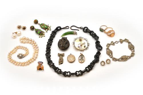 THREE RINGS, A CULTURED PEARL NECKLACE AND THIRTEEN FURTHER ITEMS (17)
