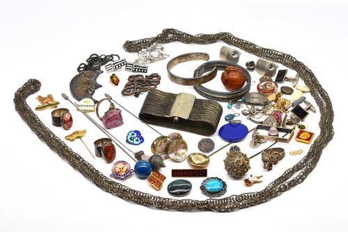 A GROUP OF SILVER AND FURTHER JEWELLERY AND VARIOUS FURTHER ITEMS (QTY)