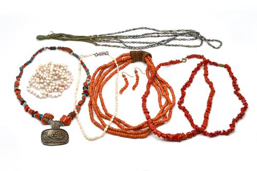 A FOUR ROW NECKLACE OF CORAL BEADS, A SINGLE ROW NECKLACE OF PALE CORAL BEADS AND SIX FURTHER ITEMS (8)