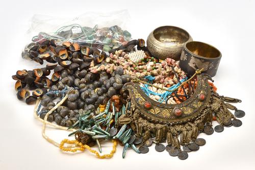 A GROUP OF ETHNIC AND COSTUME JEWELLERY (QTY)