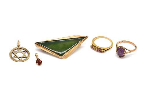 TWO RINGS, A BROOCH AND TWO PENDANTS (5)