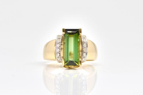 A 14CT GOLD, GREEN TOURMALINE AND DIAMOND RING
