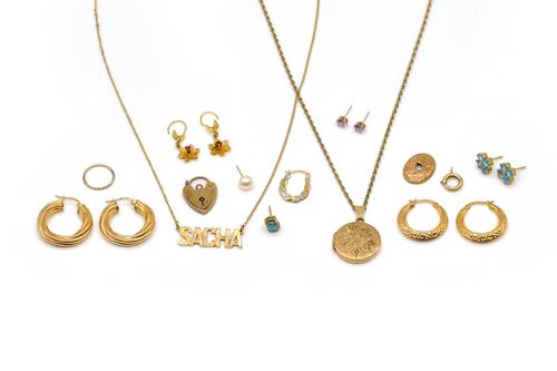 A GROUP OF MOSTLY 9CT GOLD JEWELLERY (14)