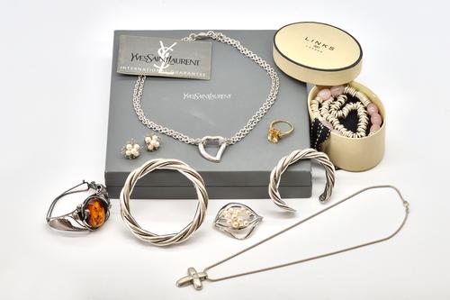 A 9CT GOLD AND BICOLOURED QUARTZ RING AND GROUP OF SILVER JEWELLERY (10)