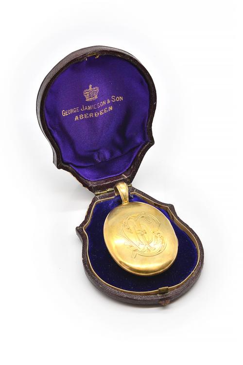 A VICTORIAN OVAL PENDANT LOCKET