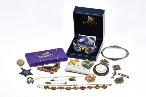 A GOLD TOPPED AND DIAMOND SET STICK PIN AND FURTHER JEWELLERY (15)