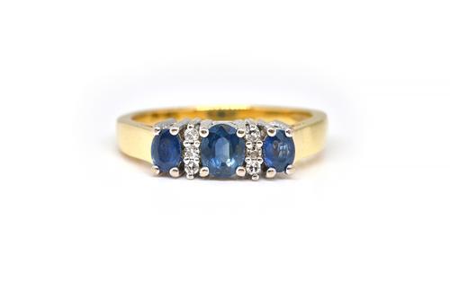 AN 18CT GOLD, SAPPHIRE AND DIAMOND RING